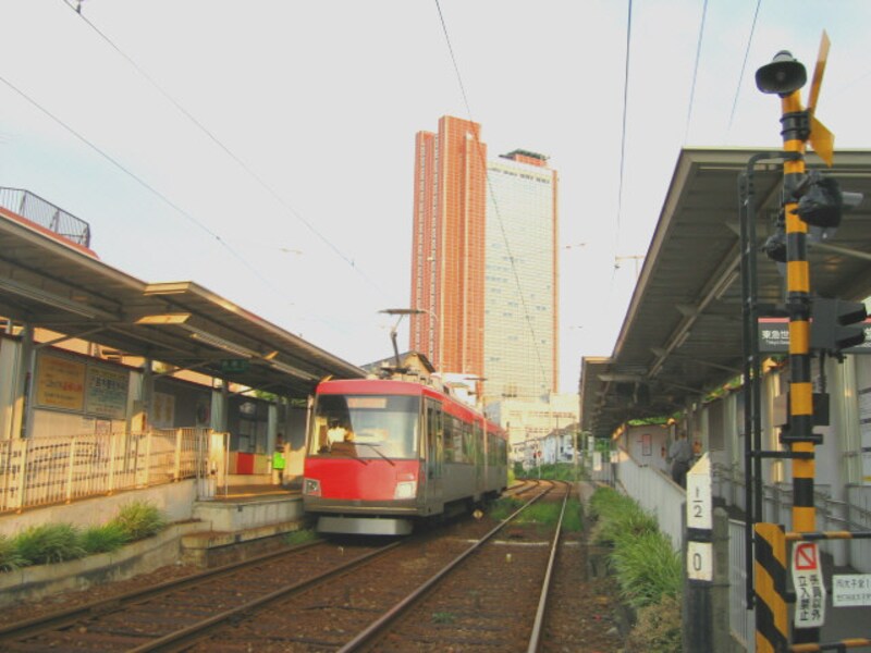 世田谷線西太子堂から三軒茶屋を望む