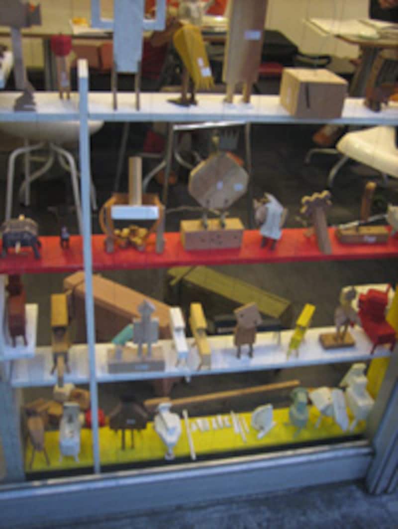 ガラス越しに見える作品