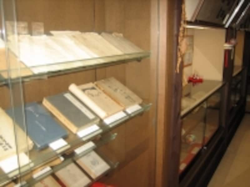 犀星直筆の手紙や創刊した雑誌、愛用品などが展示されています