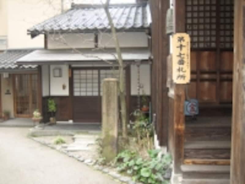 中央にある石碑が「まよひ子石」