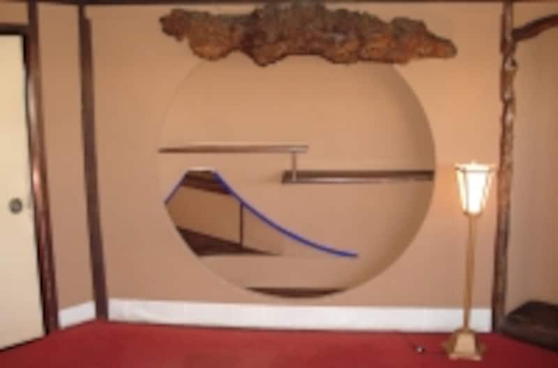 妙立寺の茶室。違い棚は雲を表している