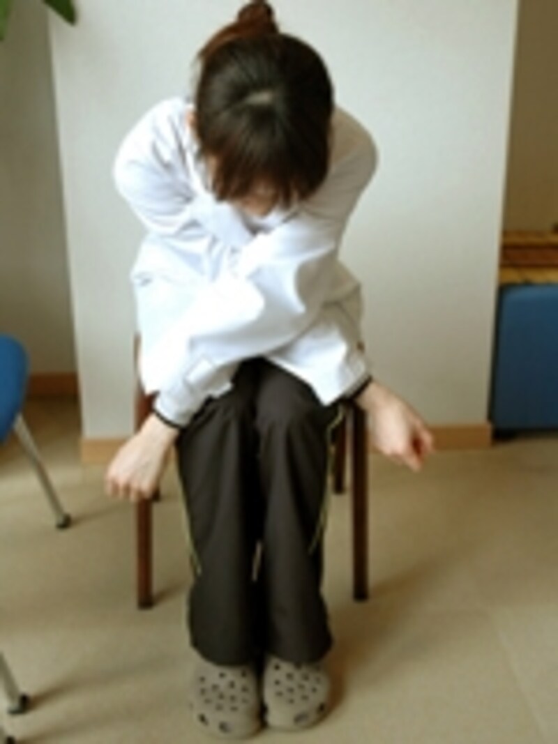 両腕を身体の前でクロス
