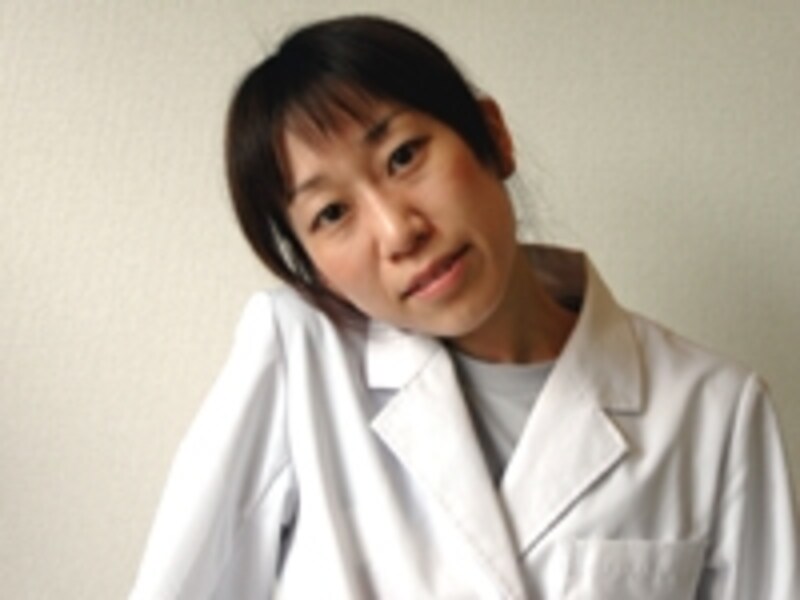 耳と肩先をつけるように