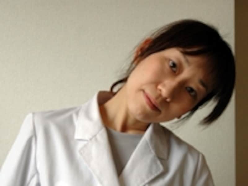 右から左へ、ゆっくりと傾けます