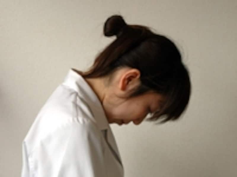 首の後ろから背中にかけて伸ばします