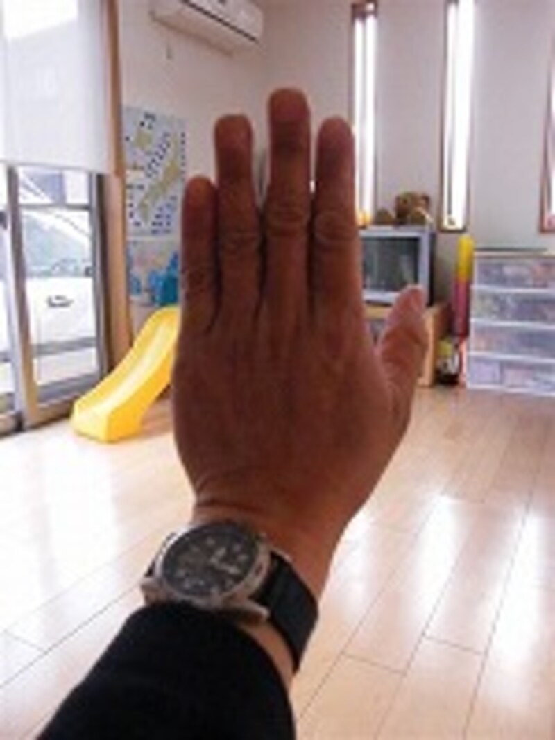 壁に背を向けて撮影