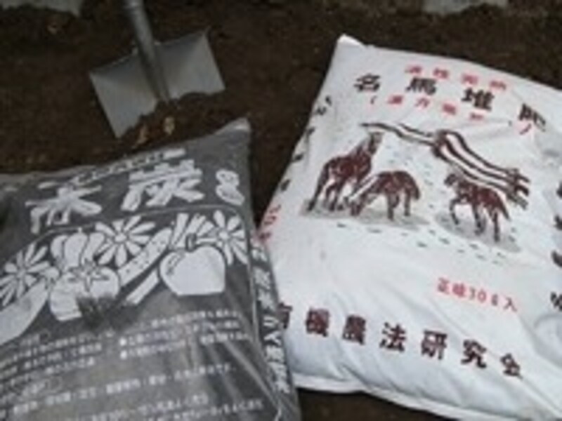 家庭菜園の土作りの手順2。左:炭(土壌改良用)/右:馬糞(たい肥と同様に使います)
