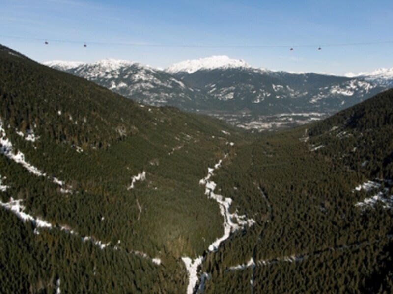 ウィスラー山とブラッコム山にかかるピーク2ピークundefined(クリックで拡大)undefined(C)Tourism Whistler