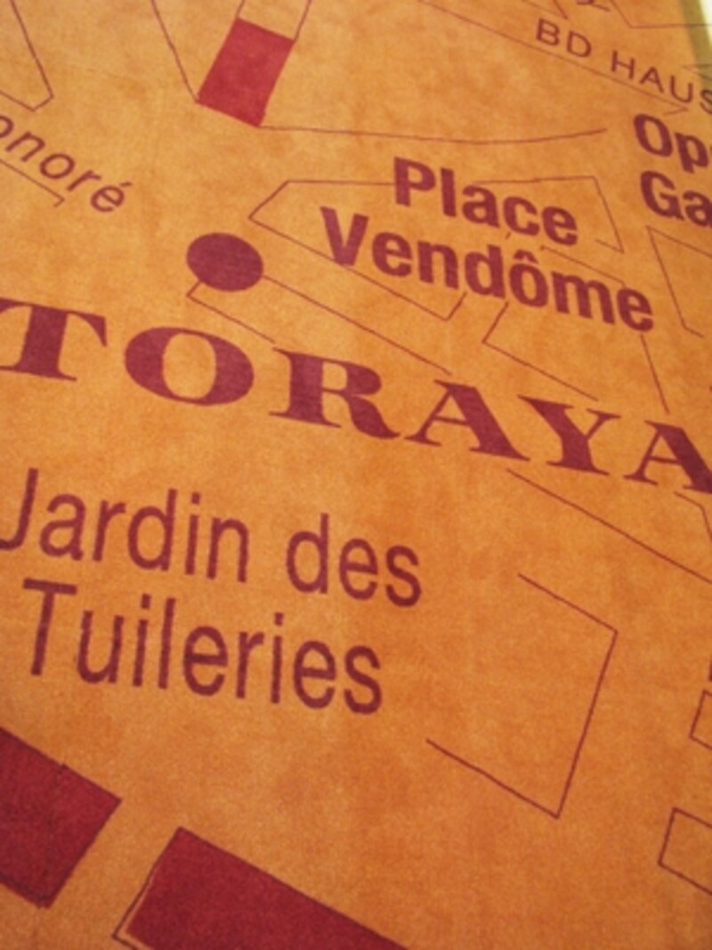 とらや銀座店。「とらやパリ祭」期間中は、絨毯がパリの地図になっている。