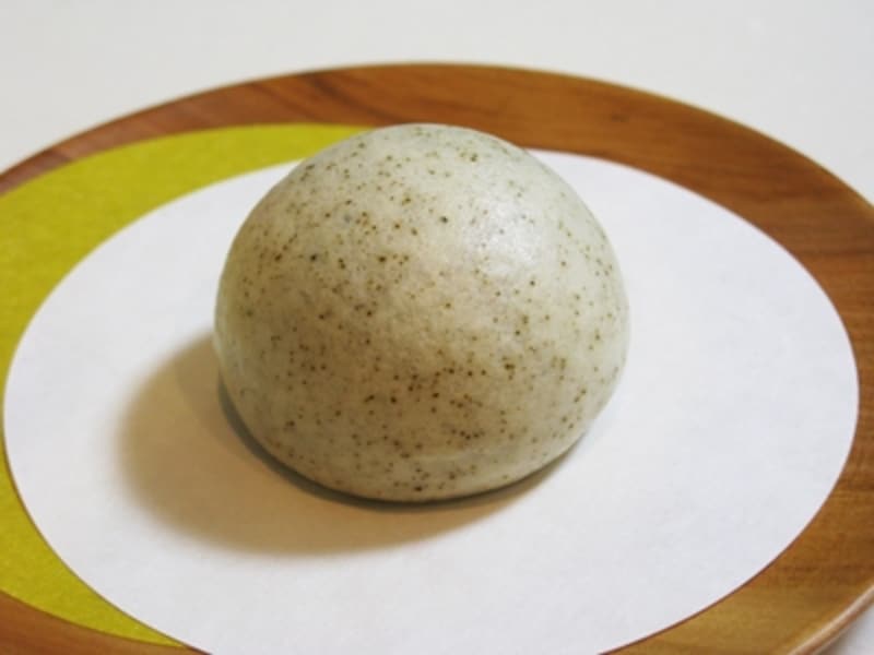 「アールグレイ饅頭」は生地にアールグレイの茶葉が。時間が経つと皮が乾燥するので早めに食べたい。