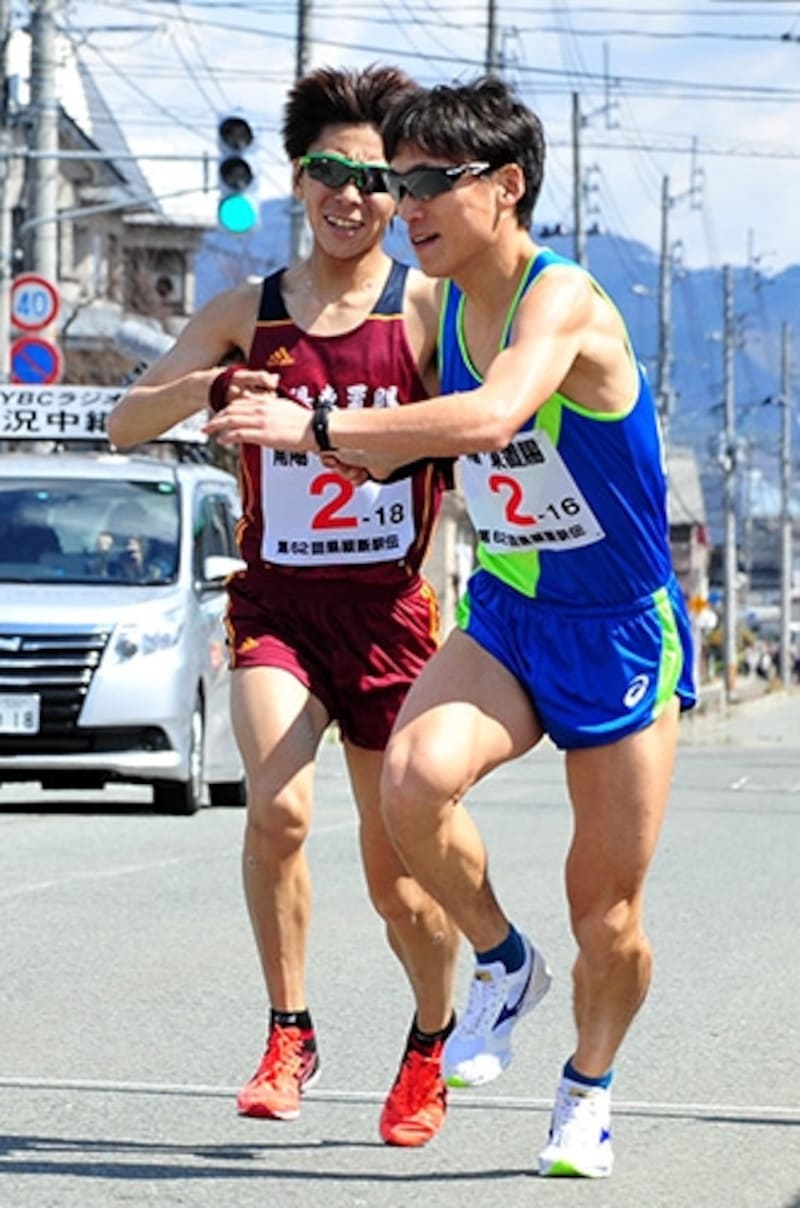併走状態でタスキ渡し!