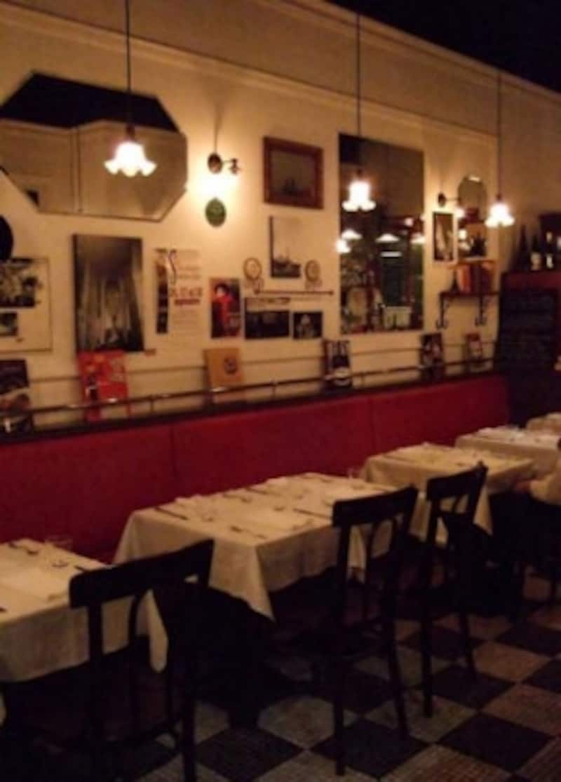 パリのビストロを感じさせる店内