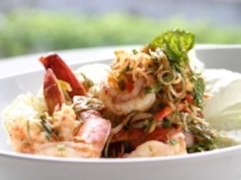 タイのサラダは辛さの中に酸味が効いていてパンチのある味
