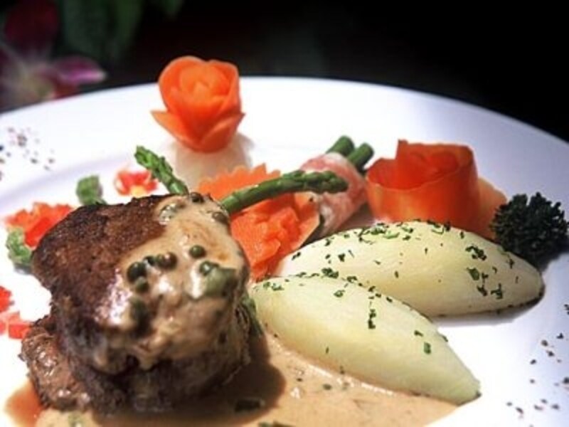 シーフードに飽きたらガツンと肉料理はいかが？