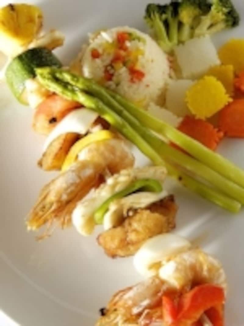 新鮮なシーフードのバーベキューも、洗練された味に仕上がっている