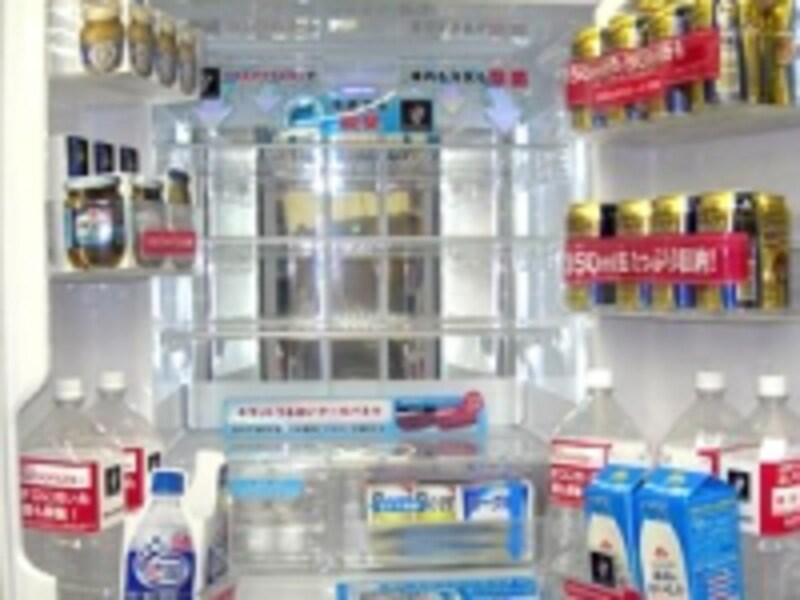 庫内灯のLEDが前面にあるため、左右の壁が光ってキラキラと明るさが感じられる