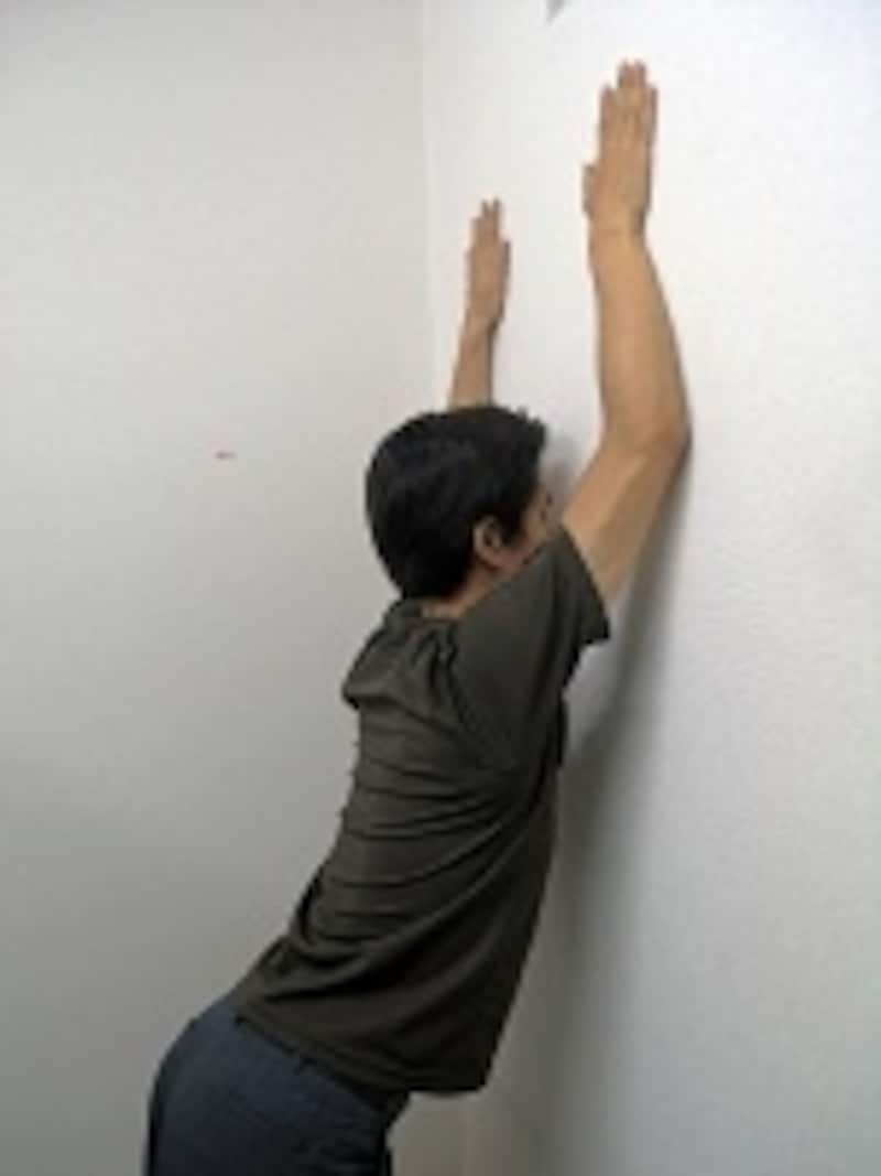腰の反りに注意しながら肘と前腕を壁へつけストレッチ