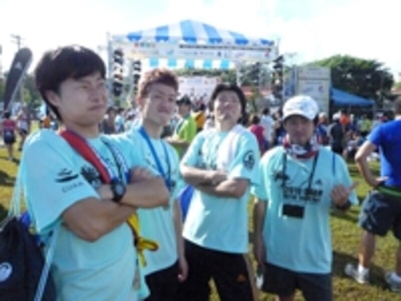 旅行会社の格安モニターツアーで3週間前に急遽出場決定という橋口賢一さんら熊本大学学生チーム。ランニングとは縁のない生活を送ってきたが、「時間とお金があったら来年も是非来たい」おそろいのTシャツは大会参加賞