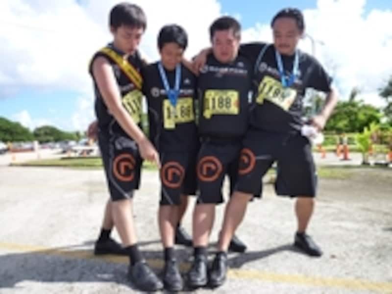 自社のビジネスシューズを履いて参加した愛社精神あふれるROCKPORTの4人組。「マメはできません、蒸れません」