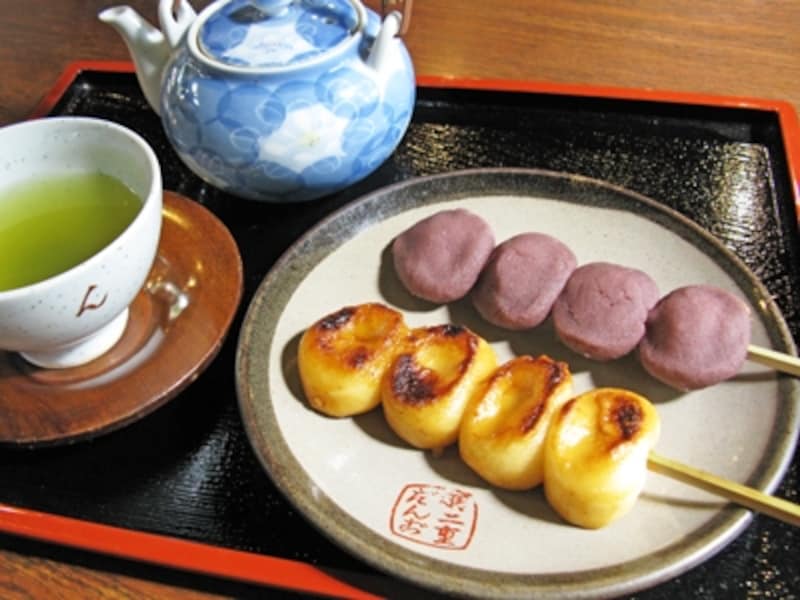 「羽二重団子」昔ながらの製法を守り、日持ちはその日限り。店内で出来立てを楽しみたい。
