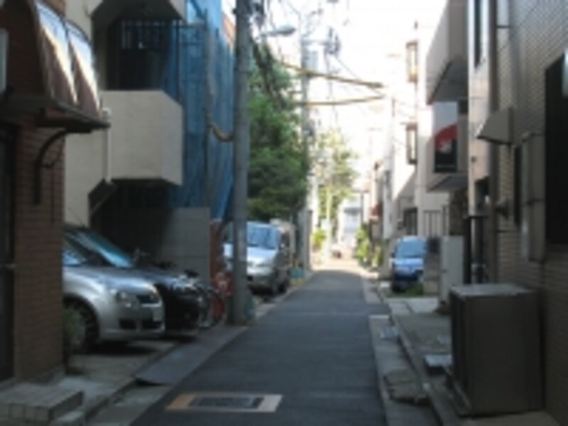 路地と一戸建て