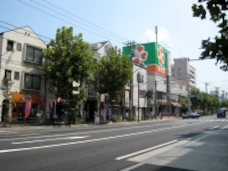 四ツ目通り沿いのスーパー
