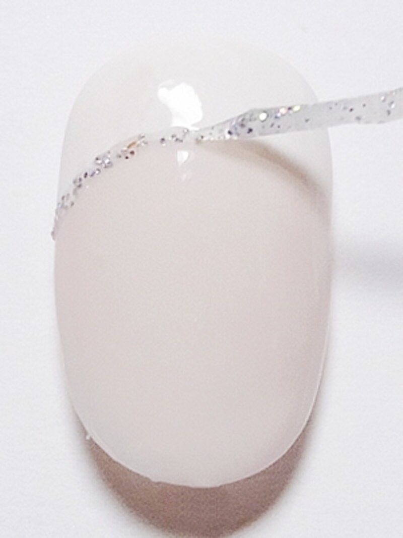 正統派！シンプルなフレンチネイル×ラメライン