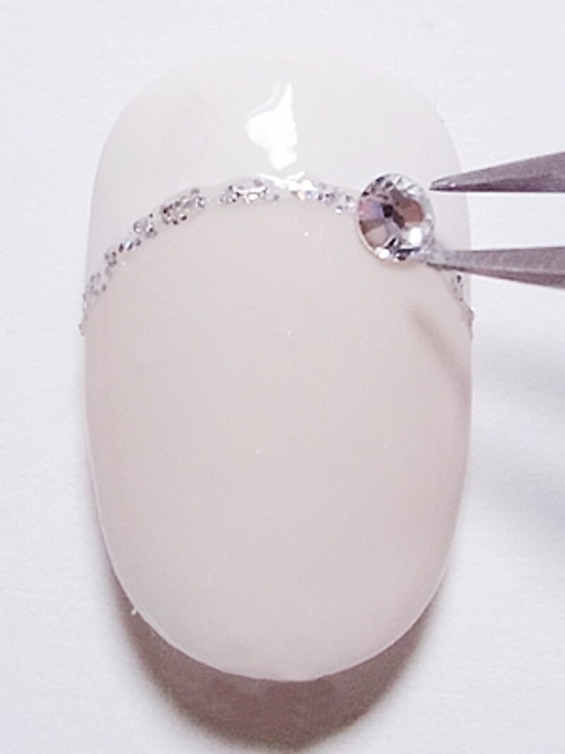 正統派！シンプルなフレンチネイル×ラメライン