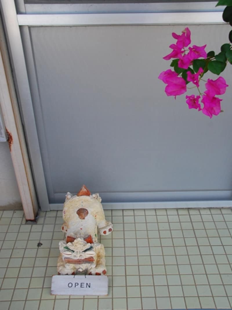 仲底商店の入り口