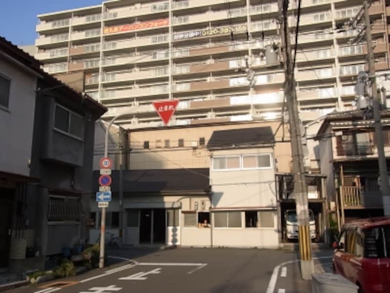 大きなマンションと一戸建て、西九条