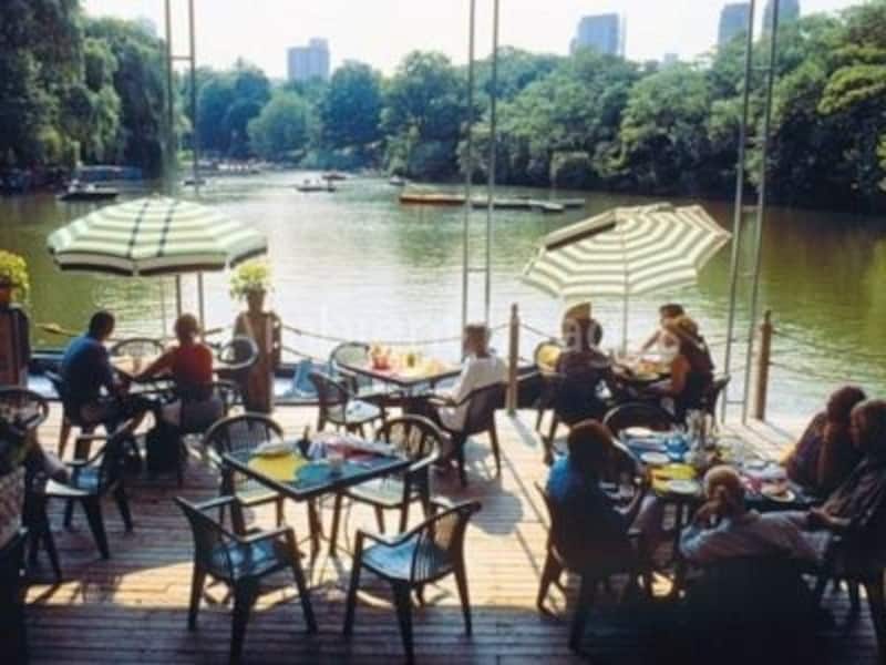 暖かい朝なら、外のテラス席もおススメ