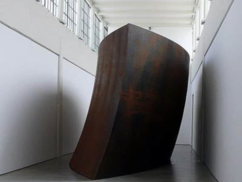 リチャード・セラの作品を目当てに訪れる人も多い