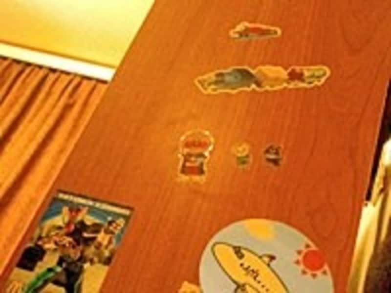 子供のいたずらシールは家具の材質を確かめつつドライヤーなどで