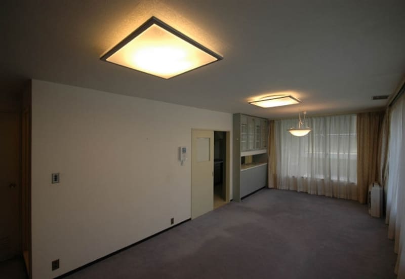 正面の窓には隣の建物が。キッチンもほとんどクローズ型に近い