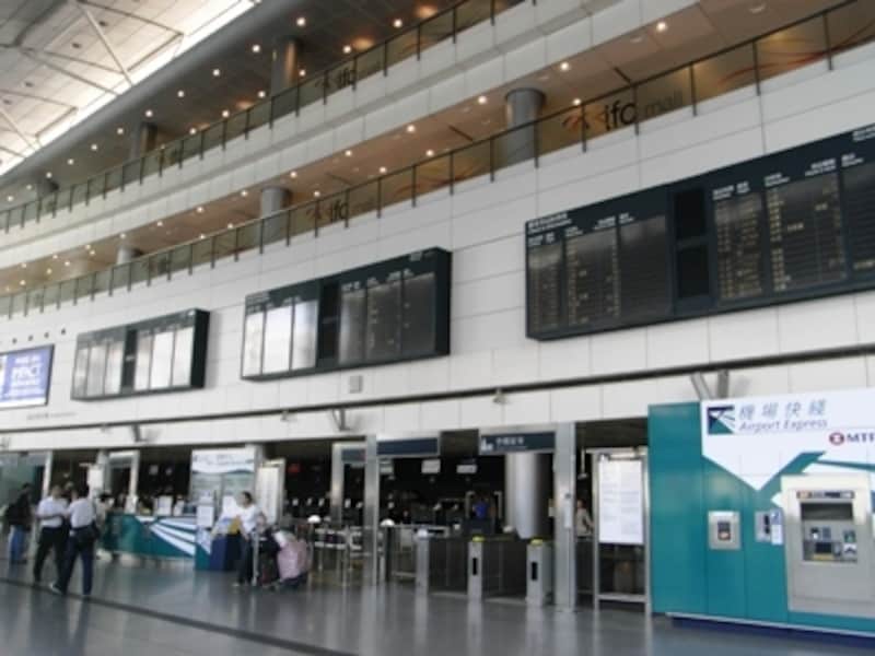 荷物を預けてモールをブラブラすることもできる