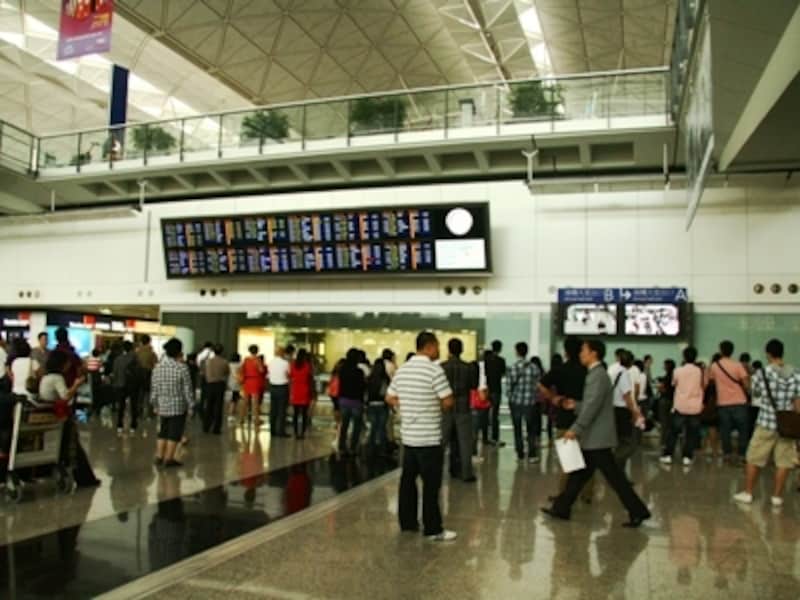 両方の出口の様子をスクリーンでチェックすることができる