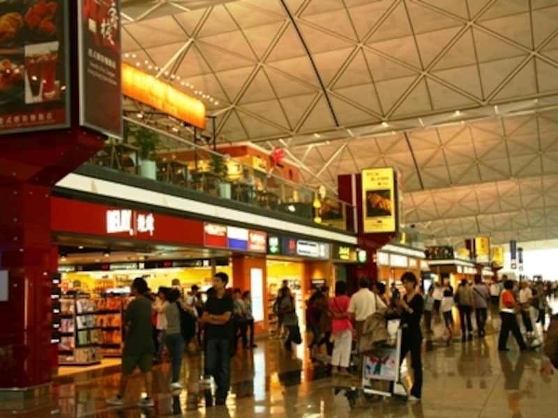 空港ターミナルにはレストランもお店もいっぱい