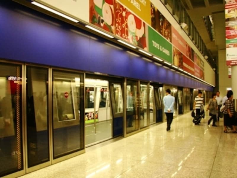 シャトルトレインは3分おきにくるので慌てずに