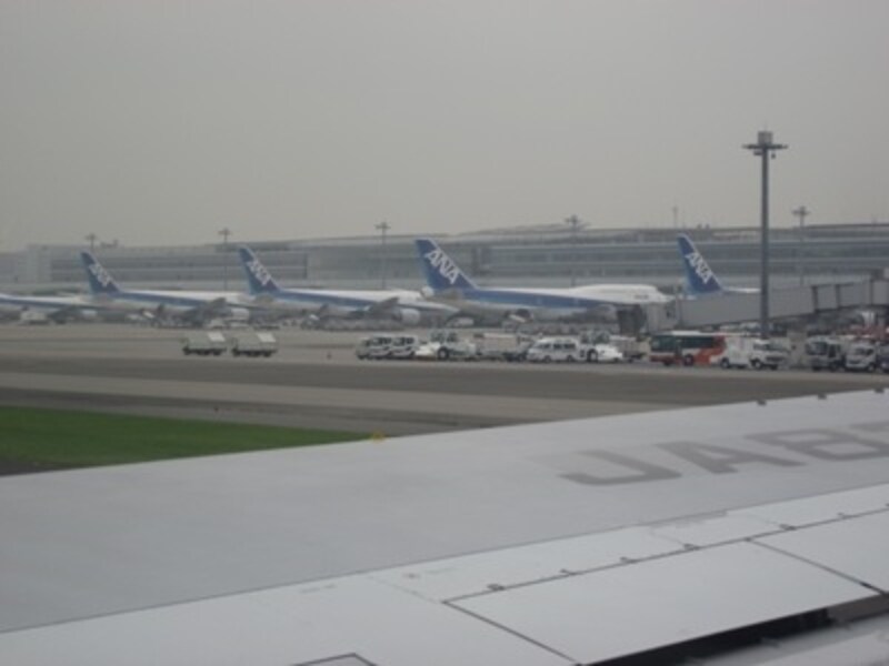 羽田空港に並ぶANAの飛行機