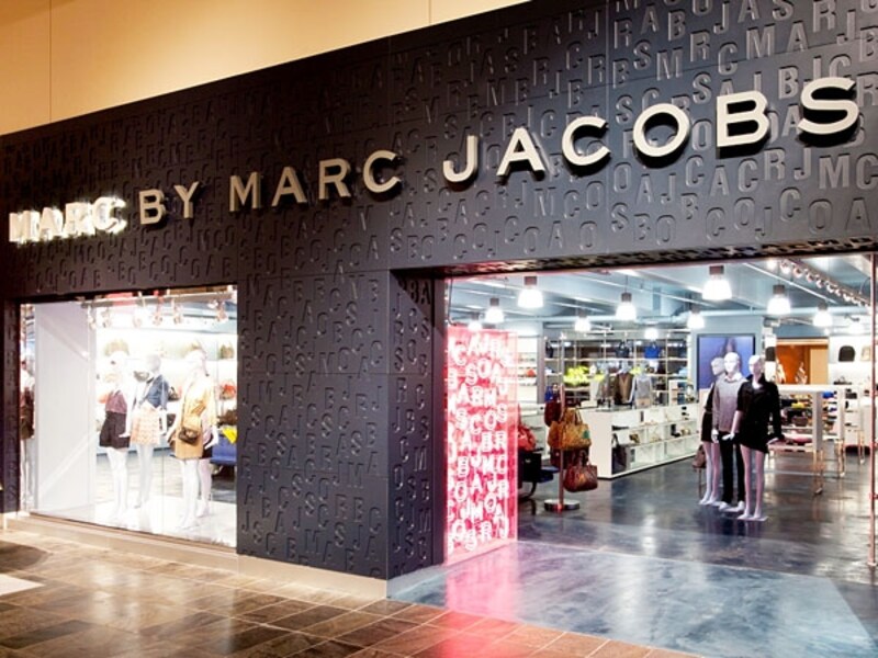 最旬のファッションブランドが並ぶ1階ブティックホール