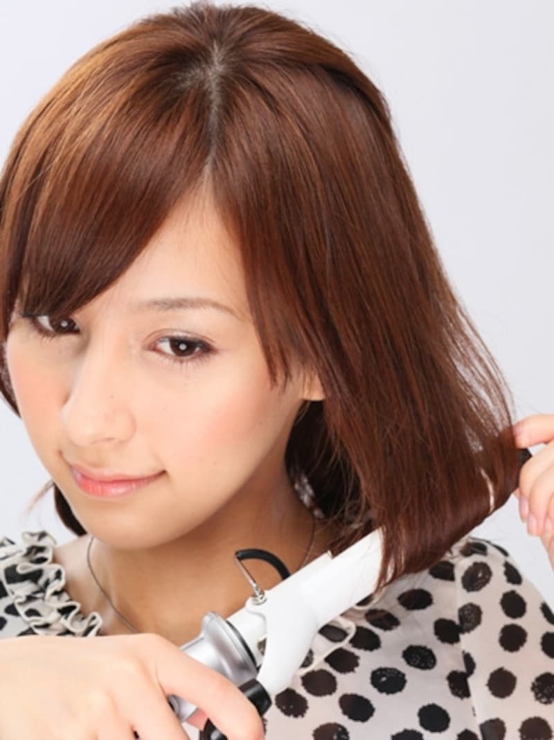 太さ26mmのヘアアイロンで毛先を巻く