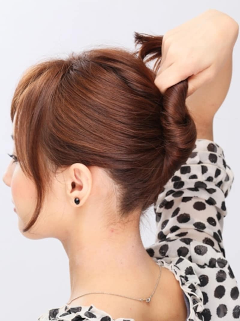 たるまないように毛束をしっかりねじり上げる