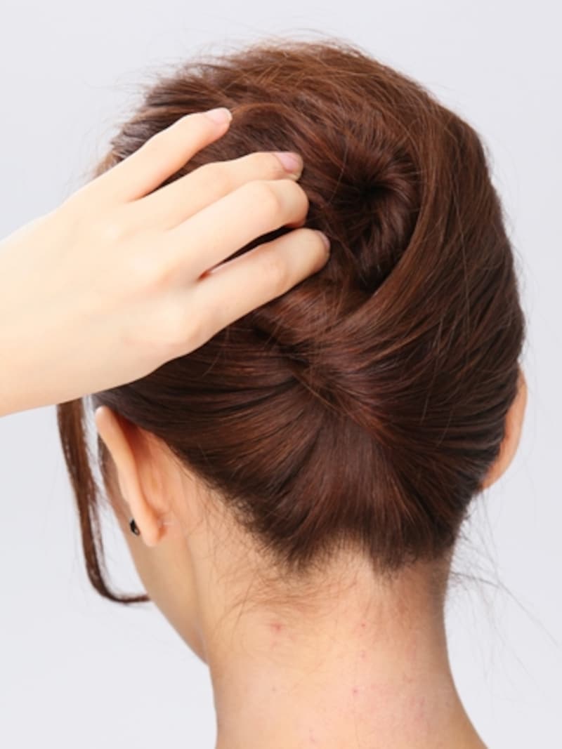 毛先の部分を折りたたんで内側に入れ込む