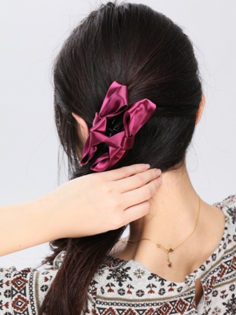 残りの毛を肩の前にたらす