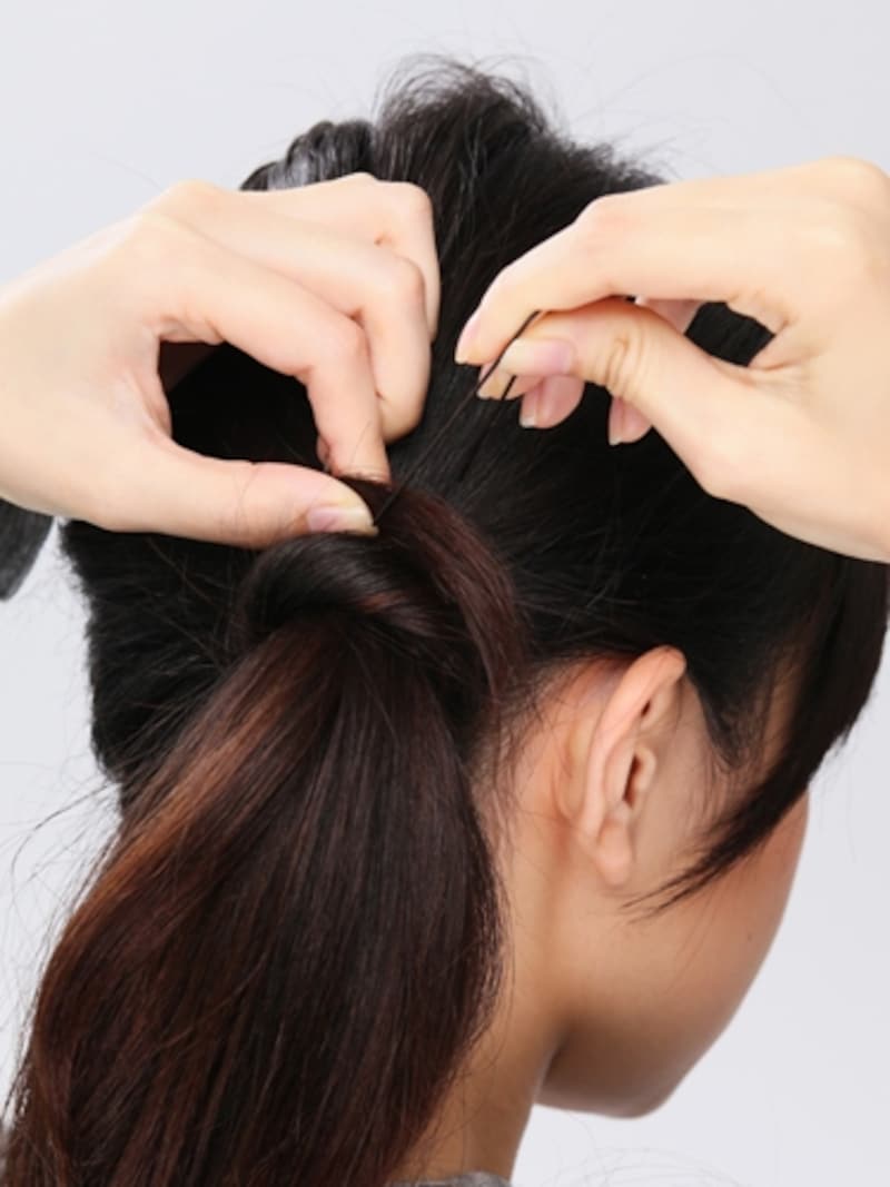 5. 毛先部分は、Uピンでゴムに向かって留める。