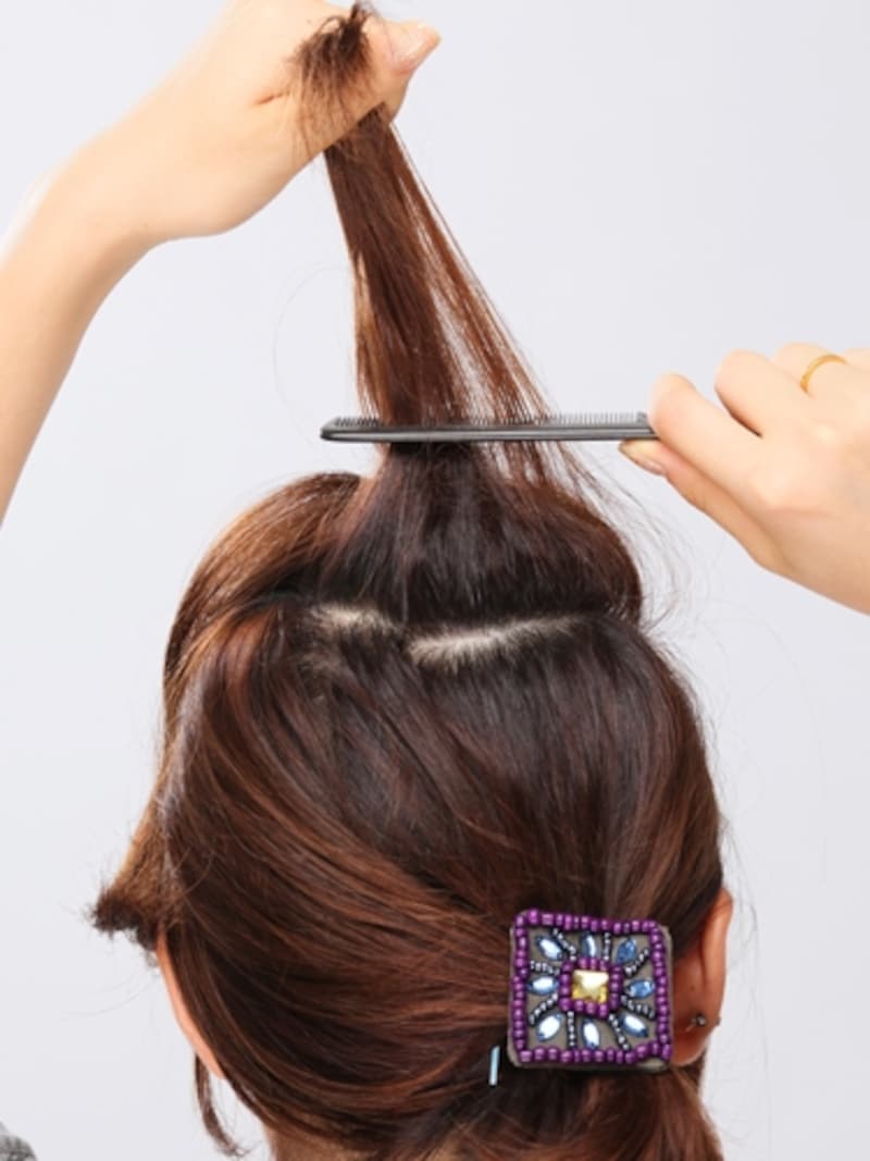 3. トップの髪に逆毛を立てる