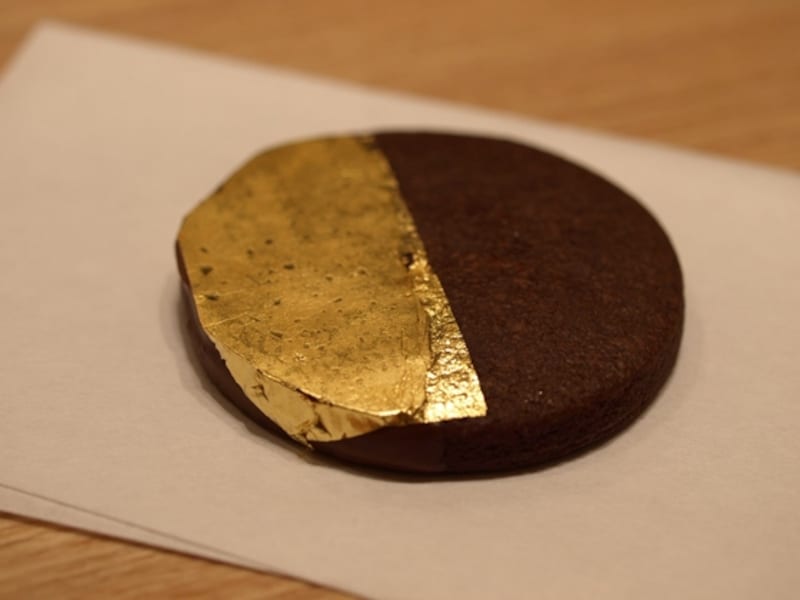 金箔が輝く金のクッキー(ショコラ)1枚 294円