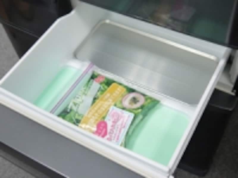 手前にある、グリーンの「ゆっくり冷凍」スペースに野菜を置けば、野菜を生のまま冷凍できる