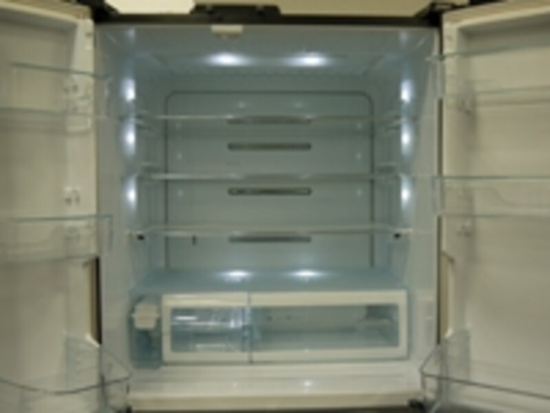 冷蔵室全体にもピコイオンが放出され、庫内はいつもクリーンに。ガラス棚の採用もうれしいポイント