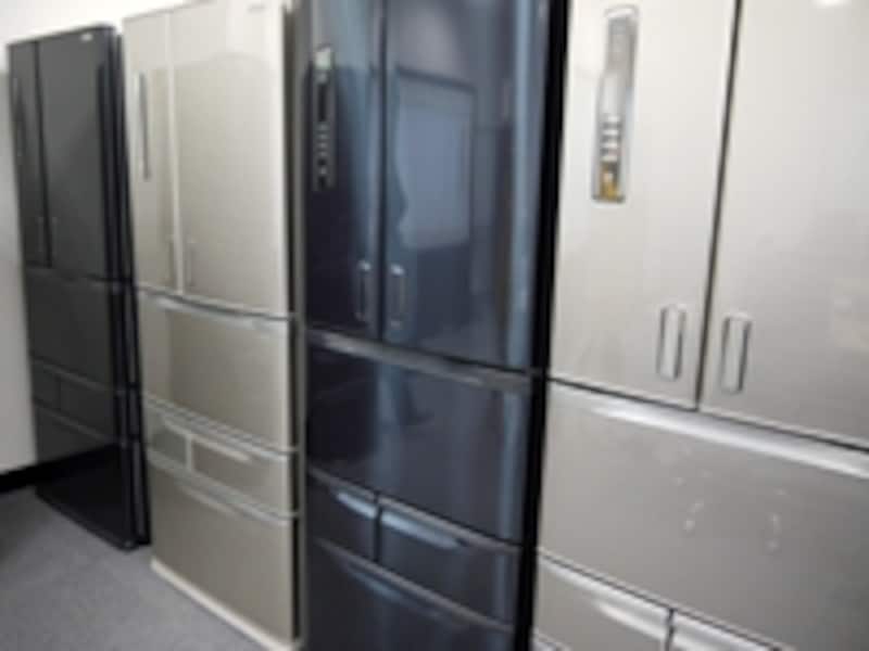 ブラックステンレス以外は親しみやすいカラーバリエーション。操作パネルが名札の様に見えるのはガイドだけ？